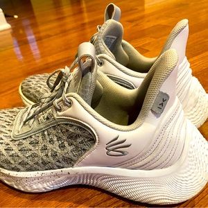 Under Armour Curry 10 Basketball shoes men’s size 11.5, good condition